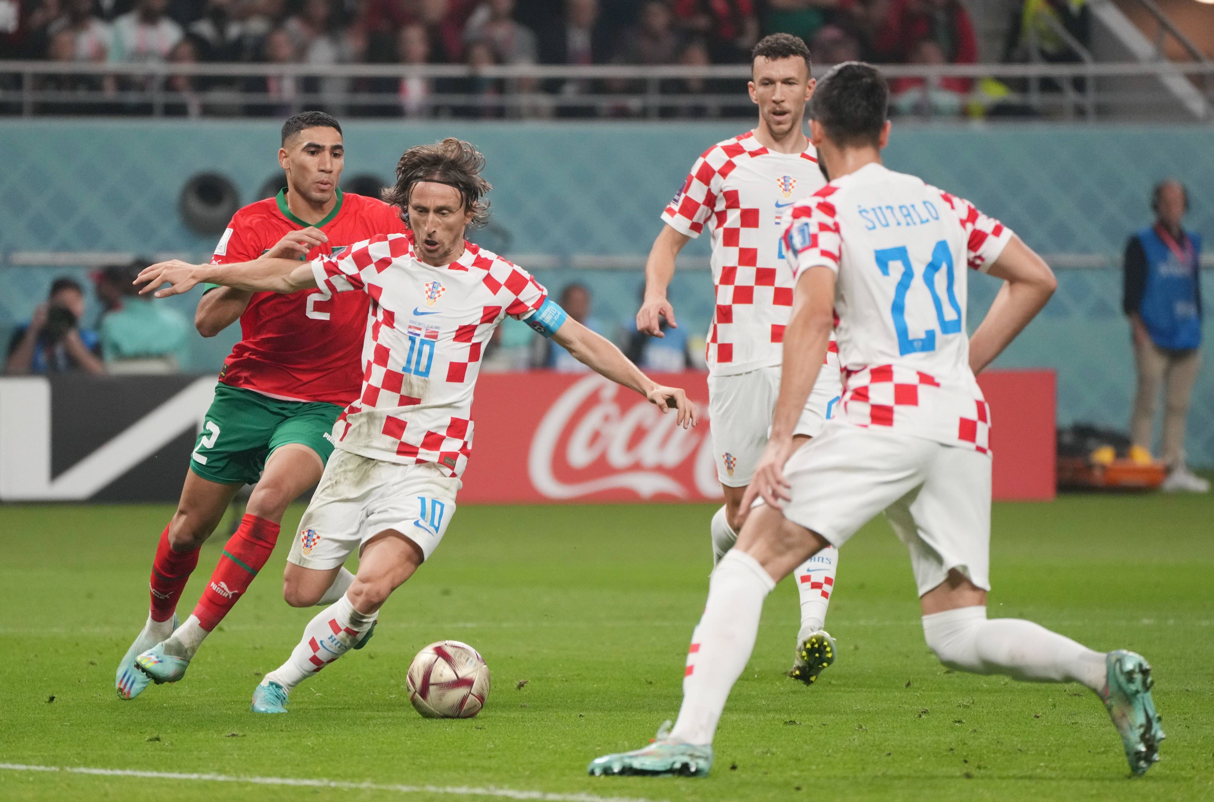 爱游戏-欧冠赛程吃紧，上海海港赛前遗憾出局，赛场秩序良好，更衣室氛围转暖的简单介绍